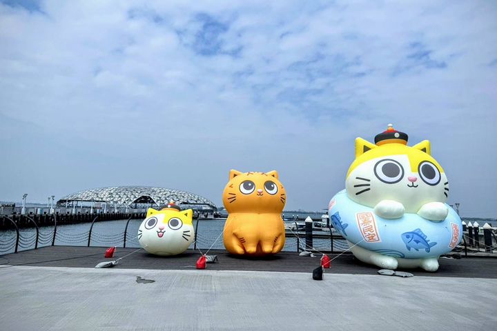 巨型「黃阿瑪」與8隻Q版後宮貓咪裝置，造成一波打卡熱點！　圖：大鵬灣國家風景區管理處／提供