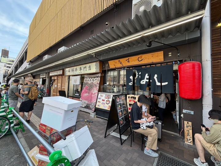 ▲MARUYOSHI 也需要排隊入店。　記者-黃千珮／攝影