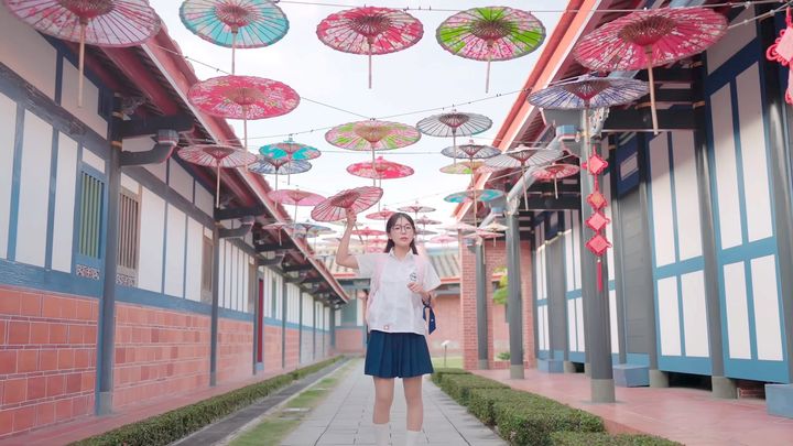 ▲李多慧穿上可愛的學生制服，在成美公堂的護龍拍攝夢幻美圖。　圖：成美文化園官方臉書／提供