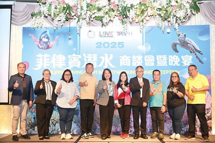 ▲（左起）菲律賓觀光部第10區行政經理 Juan Carlos Valentino N. Baclig、馬尼拉經濟文化辦事處首席秘書長 Maru Aguilar、駐台副代表 Cherbett Karen L. Maralit、菲律賓皇家航空總代理瑞綺國際旅行社總經理史文揆、馬尼拉經濟文化辦事處主席暨駐台代表葛若菲 Atty. Cheloy E. Velicaria-Garafil, MNSA、菲律賓觀光部台灣分處處長海瑟博士、菲律賓航空台灣區總經理陳振聲、菲律賓觀光部行銷推廣署台灣市場組長 Andy U. Pagaduan,JR、台灣分處行政經理露易莎、宿霧太平洋航空台灣總代理展瑞旅行社總經理謝富興。　記者-謝旻蒨／攝