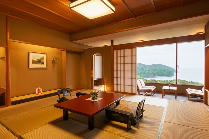 ▲溫潤細緻的「旅莊海之蝶旅館」沈浸在晨曦映照伊勢灣的光影流動。　圖：樂天旅遊／提供