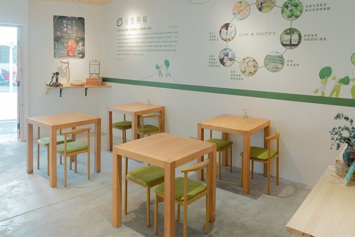 ▲以自然材質與簡潔設計營造舒適感，搭配牆面視覺設計與「金喜檸檬」品牌故事導引，讓空間成為品牌理念的延伸。　圖：花東縱谷國家風景區管理處／提供
