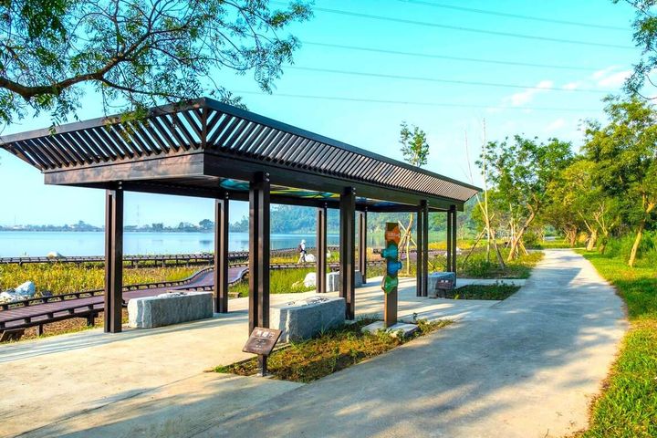 ▲蝴蝶長廊搭配造型石座椅，提供一處舒適的休憩點。　圖：高雄市政府觀光局／提供
