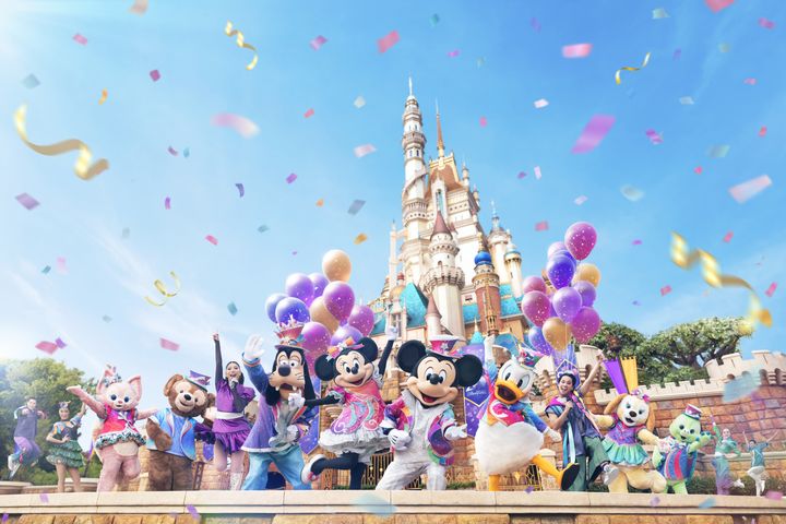 長約15分鐘的周年限定城堡演出「迪士尼好友 Live：城堡派對」，將為奇妙派對打頭陣。　圖：香港迪士尼樂園度假區／提供 