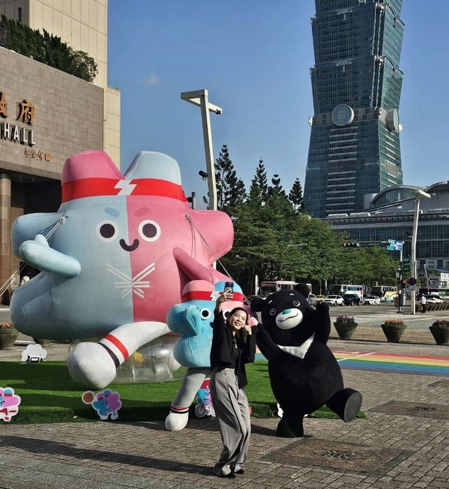 ▲在臺北市民廣場前的「壯寶氣偶」已成為臺北市最熱門打卡景點，觀傳局長余祥與吉祥物壯寶、熊讚一起合影宣傳2025雙北世壯運。　圖：臺北市政府觀光傳播局／提供