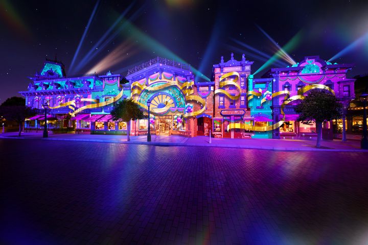 ▲香港迪士尼20周年期間限定的昇華版夜間匯演，首次由奇妙夢想城堡延伸至整條美國小鎮大街。　圖：香港迪士尼樂園度假區／提供