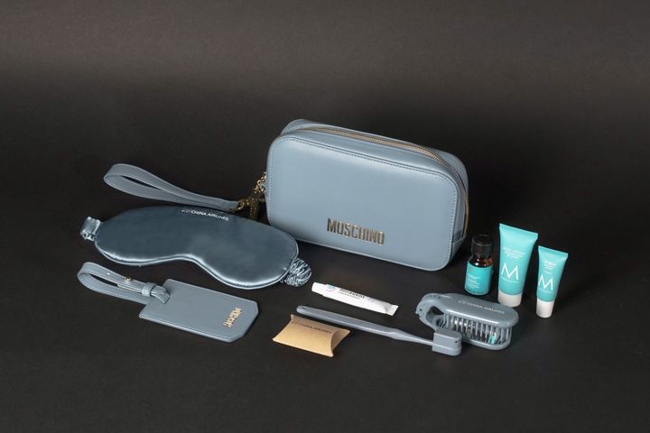 ▲華航與潮流奢華品牌 MOSCHINO 跨界合作，榮獲「亞洲最佳商務艙旅行包」殊榮，未來也將推出新色。　圖：中華航空／提供