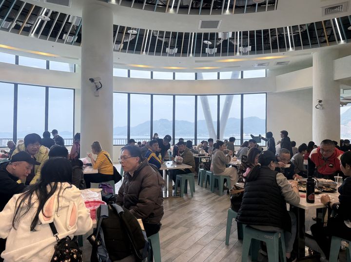 ▲龜吼漁夫市集二樓挑高面海的用餐空間。　圖：新北市政府漁業及漁港事業管理處／提供