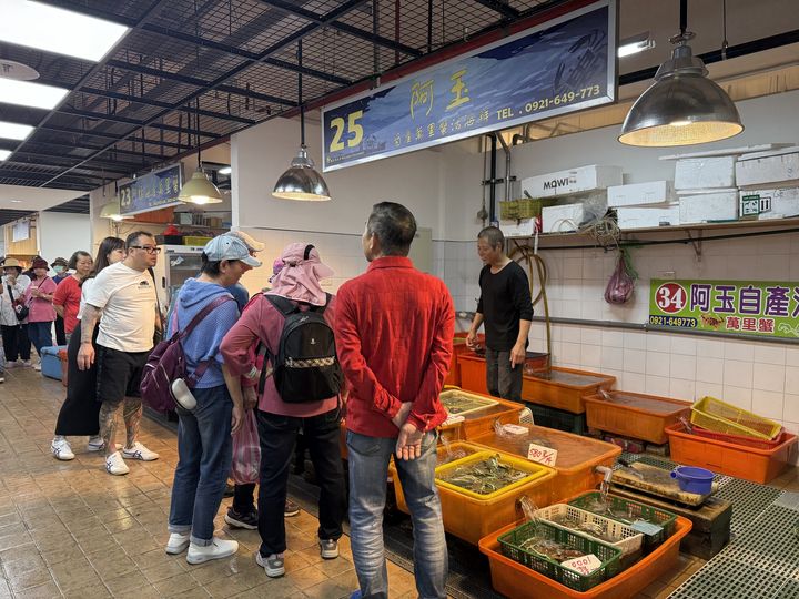 ▲龜吼漁夫市集為熱愛海鮮的民眾一定要朝聖的知名漁市。　圖：新北市政府漁業及漁港事業管理處／提供