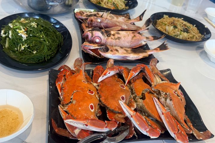 龜吼漁夫市集二樓熟食攤提供各式美味海鮮料理。　圖：新北市政府漁業及漁港事業管理處／提供