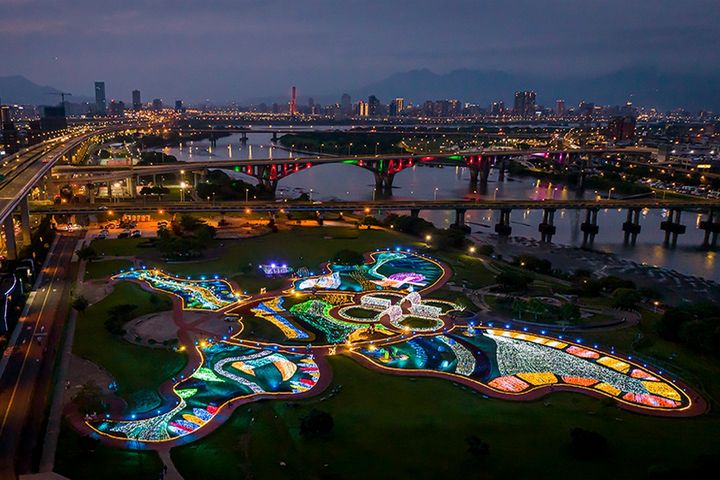 夜空下閃耀繽紛色彩的蝴蝶公園，成為板橋區奇幻打卡地標（圖：蝶戀季歷史畫面）。　圖：新北市政府水利局／提供