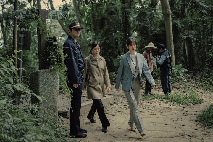 ▲《The Outlaw Doctor 化外之醫》劇照——蘭潭後山步道。　圖：公視、中華電信、瀚草文創／提供