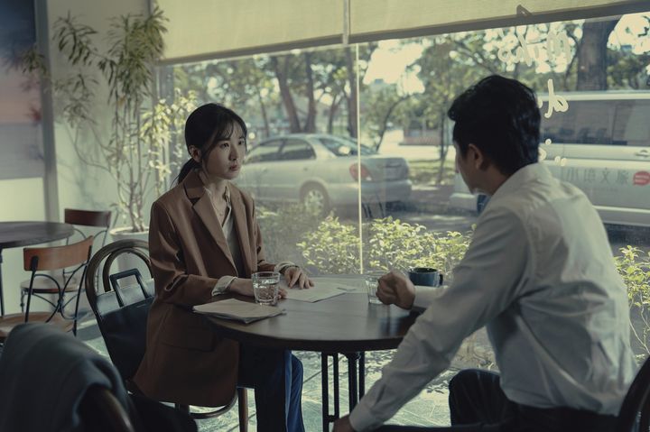 ▲《The Outlaw Doctor 化外之醫》劇照－美好咖啡店。　圖：公視、中華電信、瀚草文創／提供