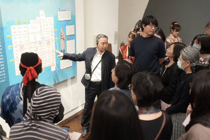 ▲開幕式後由來自陝西省文化交流協會劉芃理事進行現場導覽。　圖：社團法人中華翰維文化推廣協會／提供