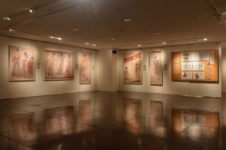 ▲透過展出，在壁畫中看到傳統山水畫、花鳥畫源頭，帶來難得體驗。　圖：社團法人中華翰維文化推廣協會／提供