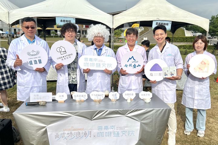 2025西拉雅森活節咖啡市集，雲嘉南管理處攜手5家攤位業者：七股鹽山鹽滷咖啡、塩萃YANCUI珈琲、成功鹽-鹽花咖啡、晨寓咖啡以及承意咖啡，推出各家雲嘉南海鹽風味的咖啡產品。　圖：雲嘉南濱海國家風景區管理處／提供 