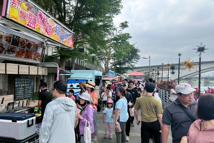 ▲行動餐車市集匯集各式特色美食，包括現烤披薩、炒麵麵包、熱狗堡、壽司、炸物烤串、冰淇淋、咖啡及茶飲等，滿足遊客不同口味需求。　圖：新北市政府觀光旅遊局／提供