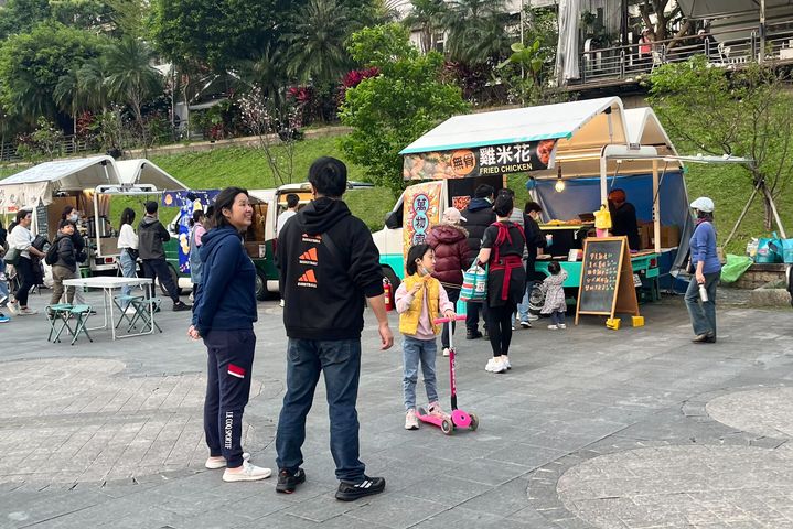 行動餐車市集進駐碧潭東西岸，為假日漫遊增添美食樂趣。　圖：新北市政府觀光旅遊局／提供 