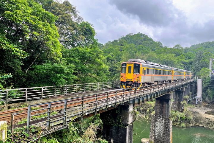 ▲觀瀑吊橋是全平溪線上可與火車平行對望的吊橋。　圖：新北市政府觀光旅遊局／提供