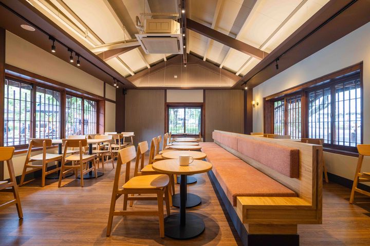 ▲隱身於公園老街內的日式建築老屋，室內設計露出傳統建築的斜式屋頂形式，創造更寬敞的舒適氛圍。　圖：星巴克／提供