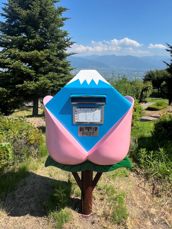 ▲以從桃子生出富士山為造型的郵筒非常可愛。　圖：向日遊顧問有限公司／提供