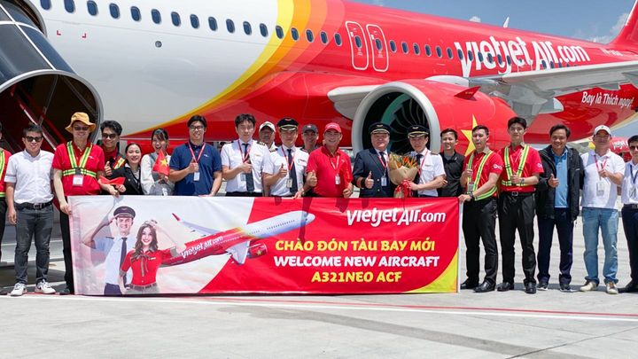 ▲越捷航空領導層、機組人員及團隊共同迎接新機抵達。　圖：越捷航空／提供