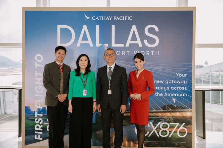 國泰航空客運董事彭彧（左二）與香港機場管理局機場運行執行總監姚兆聰（右二） 在香港國際機場一起慶祝新航線正式投入運作。　圖：國泰航空／提供 