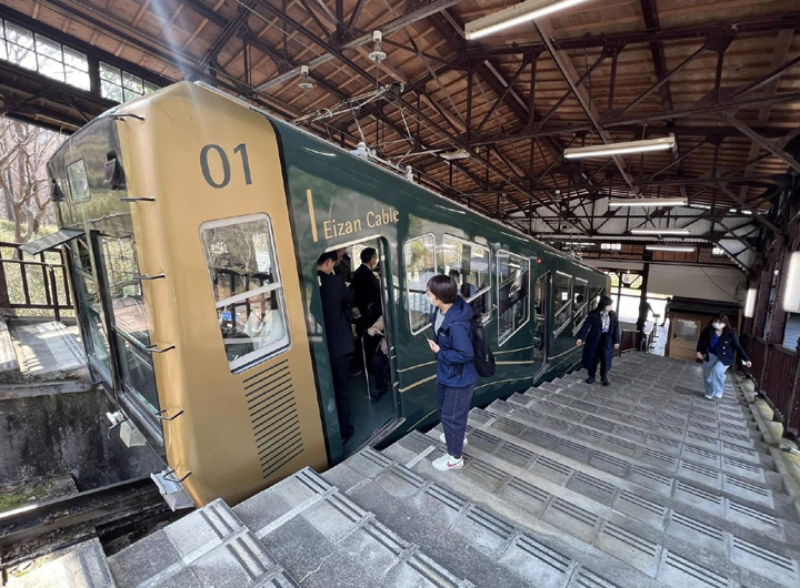 ▲從八瀨站搭乘纜車到比叡站後再轉乘往山頂的空中纜車。　圖：向日遊顧問有限公司／提供
