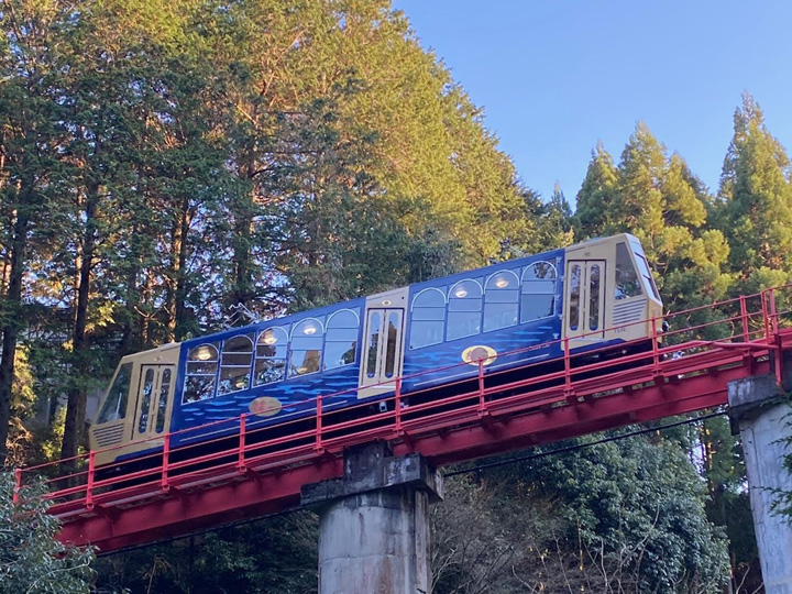 ▲坂本纜車設有大型窗戶，能盡情欣賞隨著攀爬而逐漸改變的美麗山景和琵琶湖。　圖：向日遊顧問有限公司／提供