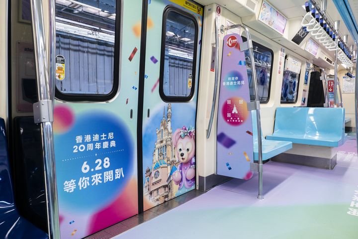 ▲淡水信義線主題彩繪列車，以迪士尼經典角色和樂園特色地標佈置的多彩車廂。　圖：香港迪士尼／提供
