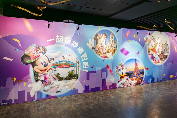 ▲「香港迪士尼樂園呈獻20周年奇妙派對 等你來開趴！」讓中山藝文廊有繽紛派對裝飾。　圖：香港迪士尼／提供
