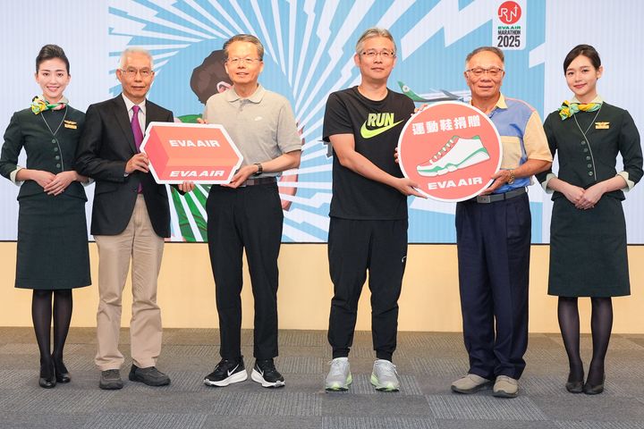 ▲長榮航空攜手Trinfinity Sports與NIKE Social Community Impact計畫捐贈專業運動鞋給花蓮信望愛少年學園及阿尼色弗兒童之家，為更多熱愛運動的學生帶來實際支持，由長榮航空孫嘉明總經理(左三)與Trinfinity Sports李振賢共同創辦人(右三)將運動鞋捐贈給花蓮信望愛少年學園陳龍泉執行秘書(左二)及阿尼色弗兒童之家呂立漢院長(右二) 。　圖：長榮航空／提供
