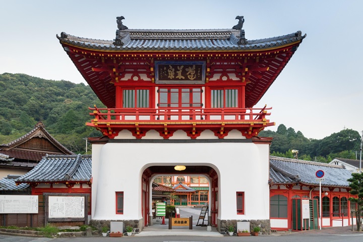 武雄溫泉樓門是武雄溫泉最醒目的地標。周遊巴士每週日10:00從這裡發車。　圖：佐賀縣觀光連盟／提供