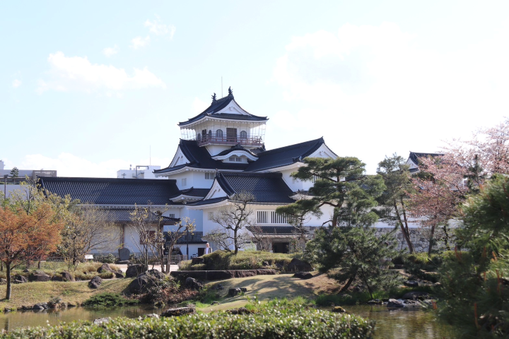 ▲被和風庭園圍繞的富山城。　圖：游琮玄／攝