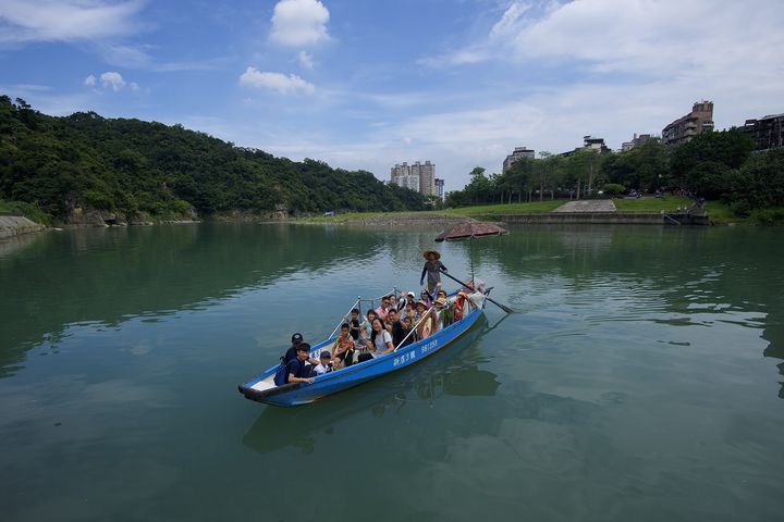 新北微笑山線「碧潭擺渡＋賞螢」是全臺首創的生態旅遊體驗。　圖：新北市政府觀光旅遊局／提供