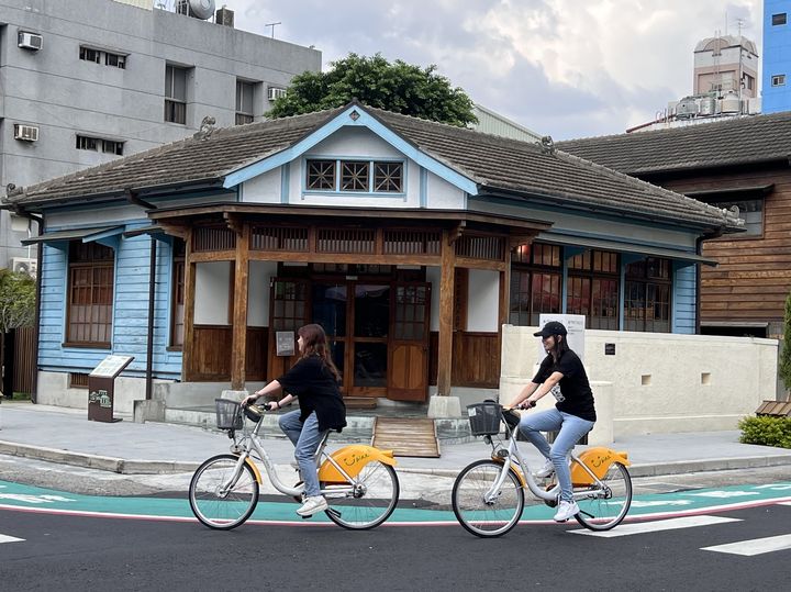▲市府提供便捷的低底盤電動公車，搭配 YouBike 2.0，讓旅客串聯市區景點。　圖：嘉義市政府觀光新聞處／提供