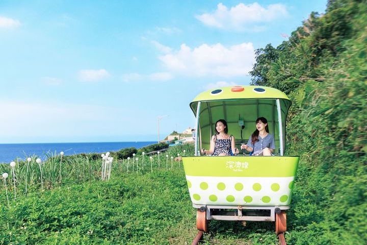 ▲騎乘深澳鐵道自行車（獲選台灣觀光100亮點），沿路可享受海天一色美景。　圖：新北市政府觀光旅遊局／提供