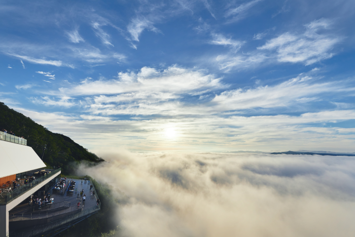 彷彿走入天空之城，雲海平台僅每年5～10月開放。　圖：星野集團／提供