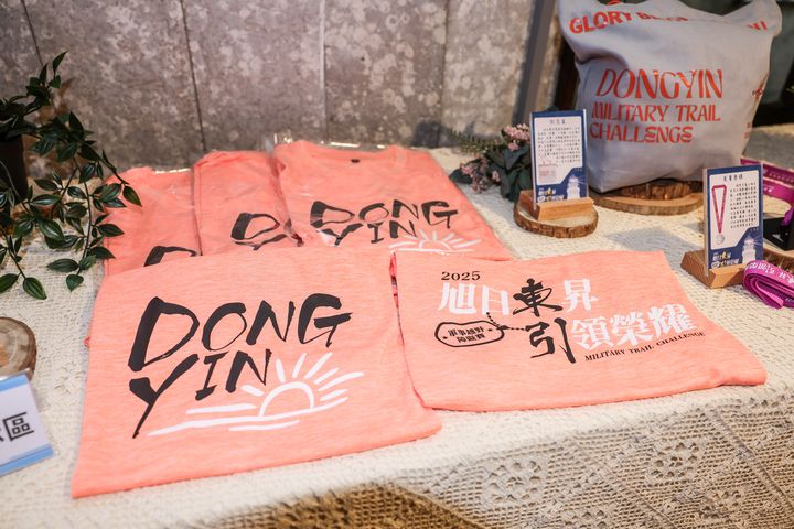 ▲本屆賽事紀念T與完賽紀念袋。　圖：連江縣東引鄉公所／提供