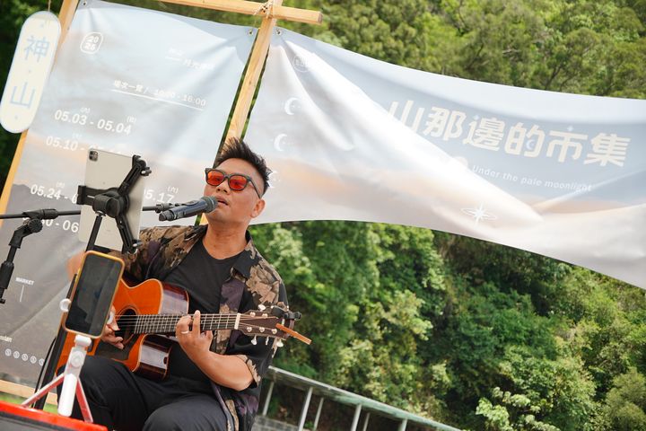 ▲「山那邊的市集」邀請在地原民歌手，以歌聲陪伴遊客度過周末。　圖：茂林國家風景區管理處／提供