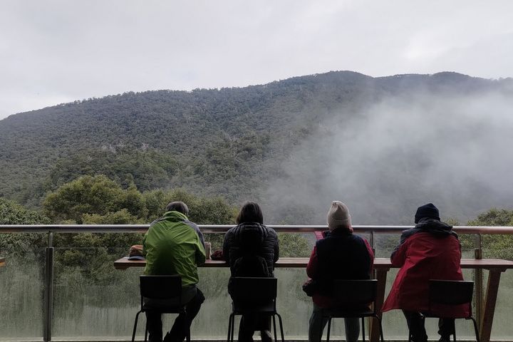 ▲遊客中心可坐看山景。　圖：林業保育署新竹分署／提供