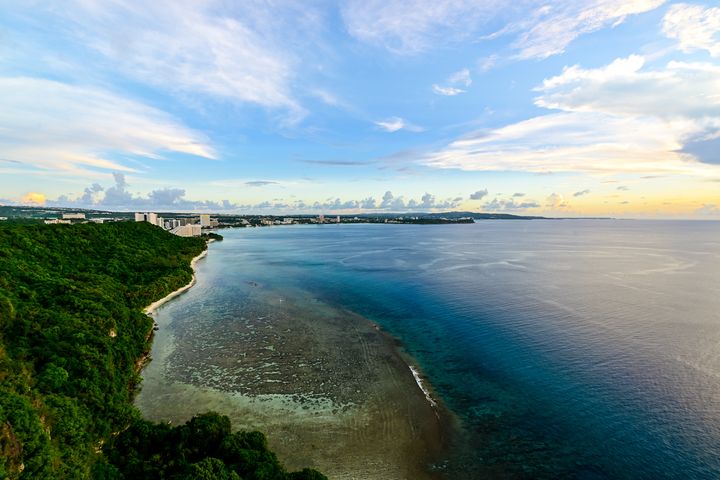 ▲關島杜夢灣迷人海岸線與度假勝地風貌，碧藍海水與現代飯店群交織出熱帶天堂氛圍。　圖：關島觀光局／提供