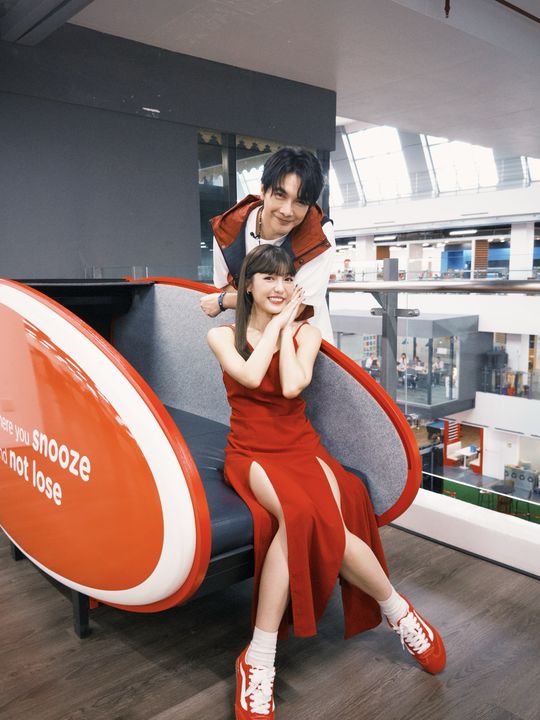 ▲主持人何美與大馬影帝謝佳見特地前往 AirAsia 總部參觀。　圖：AirAsia／提供