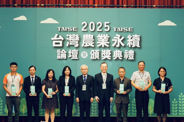 ▲台灣休閒農業發展協會榮獲「2025台灣農業永續獎－合作夥伴獎」，肯定協會在推動農業旅遊永續發展、創新農業價值及促進農村社區整體發展等卓越貢獻。　圖：台灣休閒農業發展協會／提供