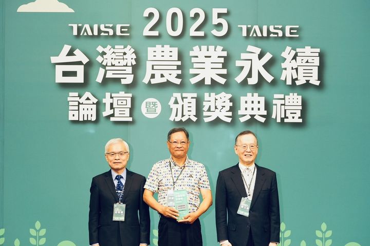 （左起）農業部資源永續利用司莊老達司長、台灣休閒農業發展協會張國禎理事長、TAISE總召集人簡又新董事長。　圖：台灣休閒農業發展協會／提供