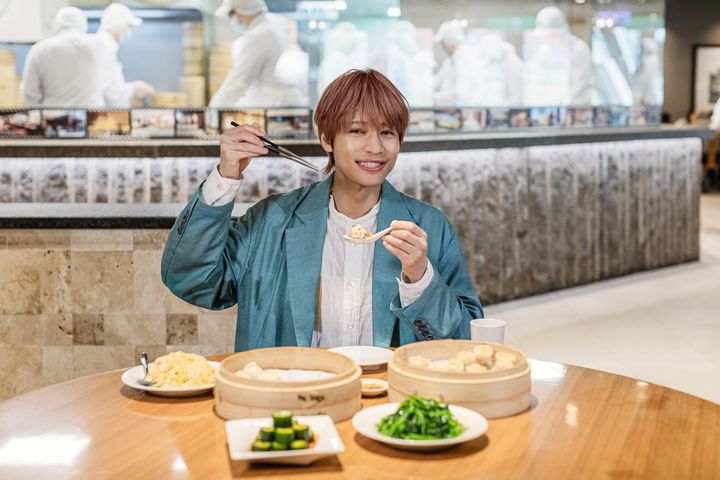 ▲中間淳太相當喜愛小籠包，也很推薦排骨炒飯。　圖：臺北市政府觀光傳播局／提供