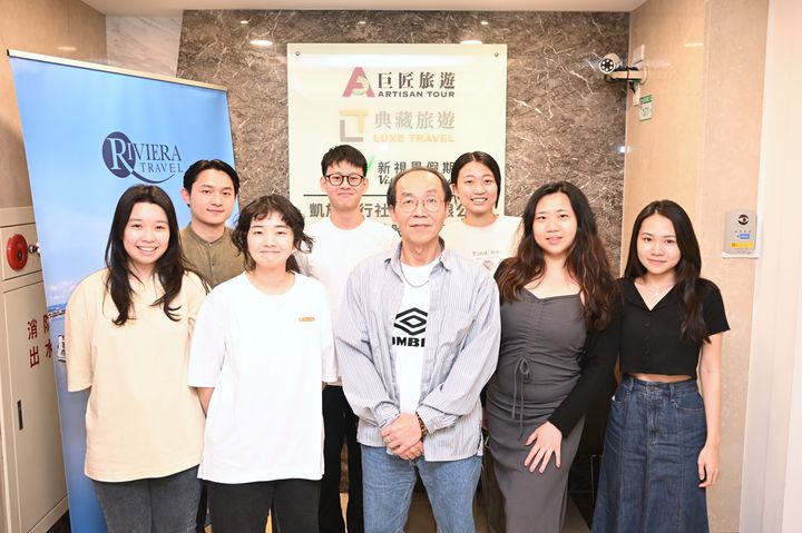 ▲典藏旅遊總經理彭宗裕（前排中）與團隊合影。　記者-張偉浩／攝
