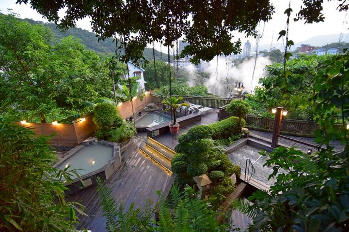 ▲北投春天酒店鄰近陽明山，坐擁大磺嘴白磺原湯，乳白泉質又稱「牛奶湯」，是北投指標性溫泉飯店，深受國內外旅客喜愛。　圖：春天酒店／提供