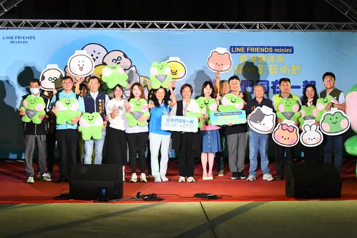▲「2025鹿港慶端陽」小鎮光影藝術節，開燈儀式嘉賓合影。　圖：彰化縣政府／提供