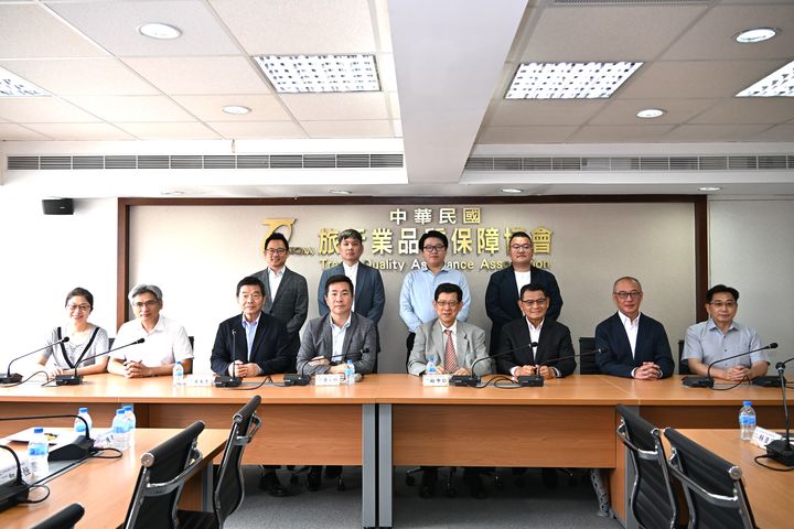 ▲（前排左起）旅行業品保協會副秘書長王慧琴、團費參考售價委員會歐洲線委員陳榮信、紐澳線委員翁鴻仁、旅行業品保協會監事會主席黃文卿、團費參考售價委員會主委白中仁、東北亞日本線委員廖培沅、東北亞韓國線委員李道珩、美洲線委員吳俊逸；（後排左起）國民旅遊線委員李恩承、中亞非旅遊線委員郭幸恒、中南半島線委員関銘傑、馬新泰菲印旅遊線委員賴澄宇。　記者-陳妍潔／攝